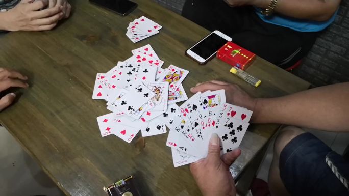 四人玩扑克掼蛋消遣