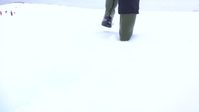 雪地雪中漫步脚步黑色鞋子
