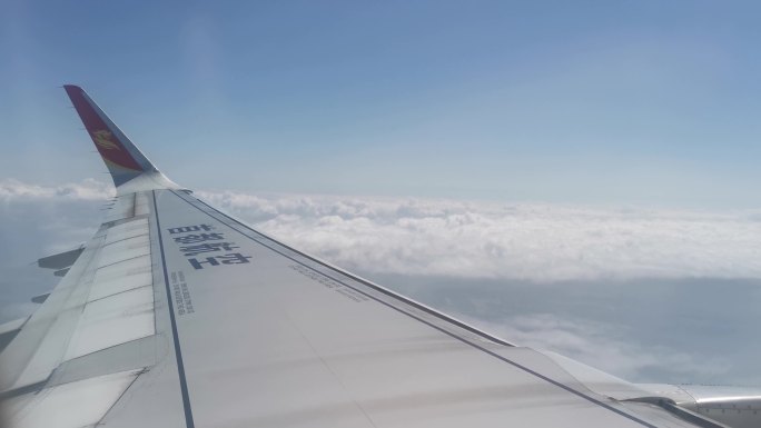 飞机飞入云雾云海