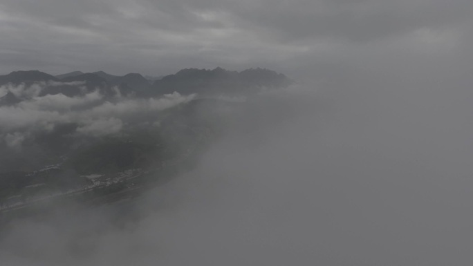云雾缭绕的高山宝塔
