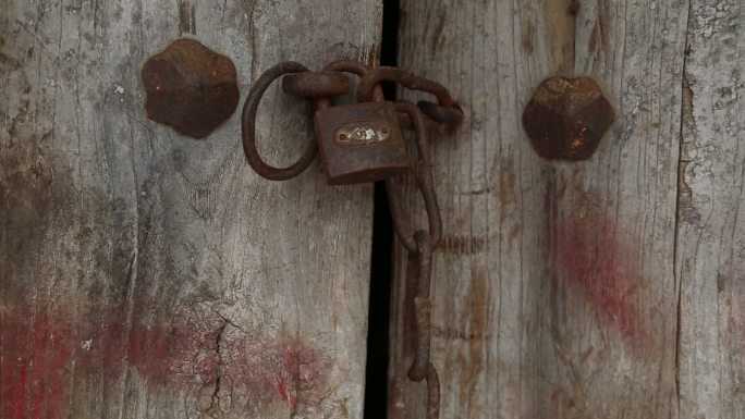 老木门锁