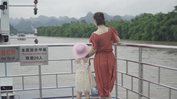 桂林大漓江游船上的游客