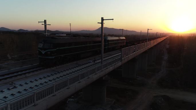 4k早晨修建高铁日出车头铺轨现场航拍太阳