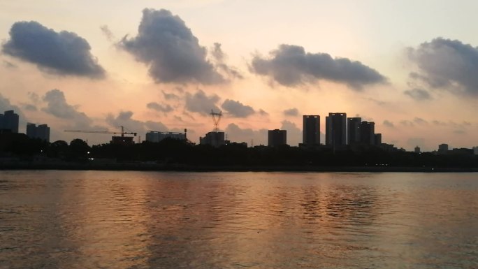 日出珠江畔