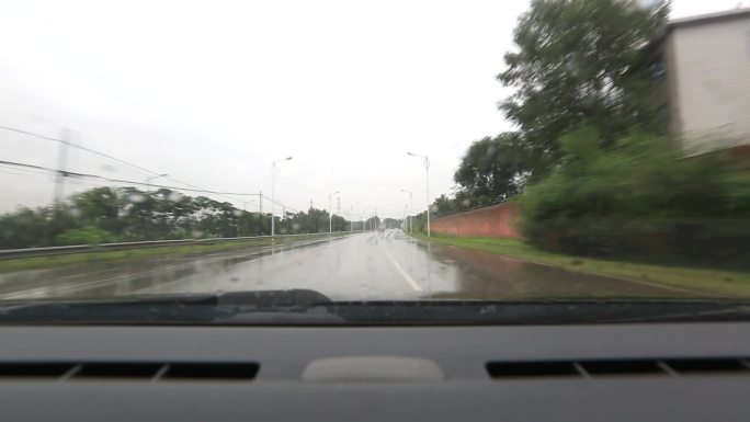 雨天开车、下雨天驾驶、记录仪视角、雨刷器