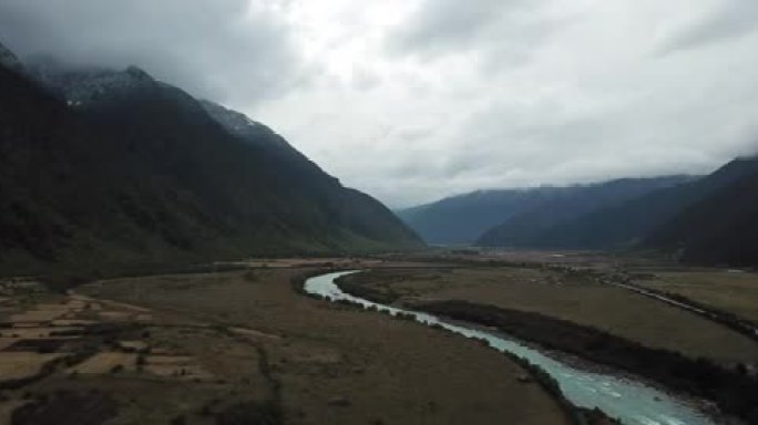 西藏工布江达县通往巴松错（湖）的清澈小溪