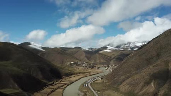 航拍西藏左贡县川藏线旁的玉曲河预览