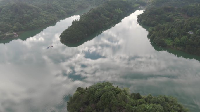 水面云的倒影及群山绿水4K航拍