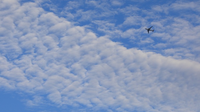 飞机在云层中飞行城市上空