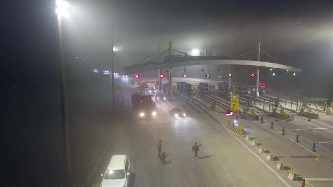 大雾夜晚车队过高速收费站航拍