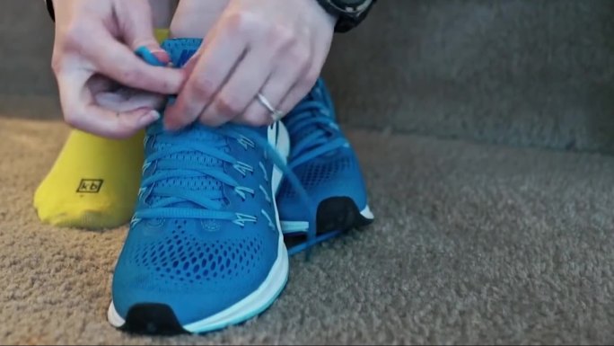 穿袜子穿运动鞋过程实拍视频