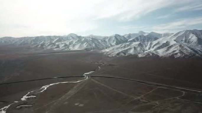航拍青海格尔木昆仑山雪景山脉青藏线预览