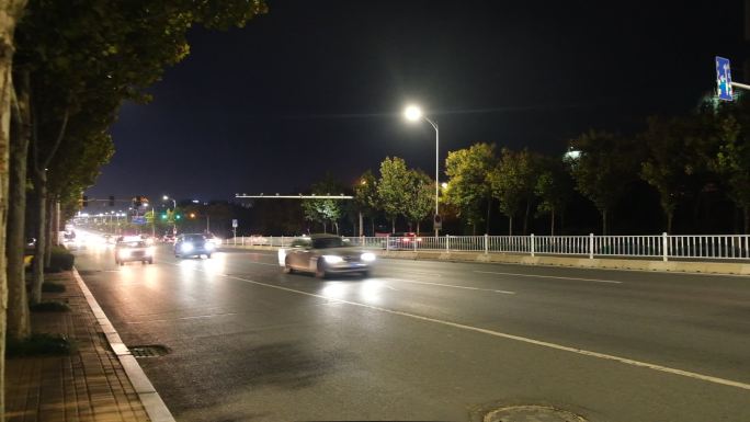 夜晚车流马路车流夜景马路边车辆