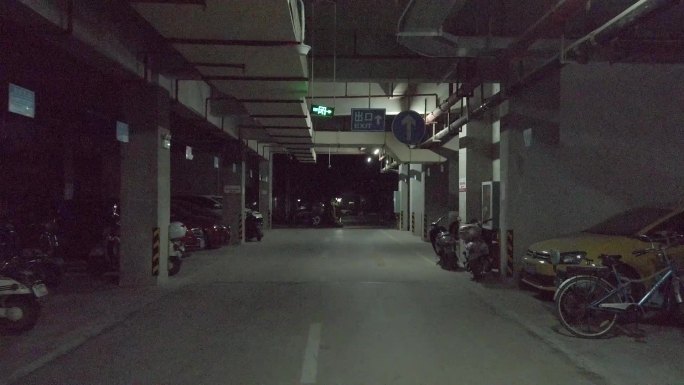 地下车库地下室停车场地下通道夜景夜晚昏暗