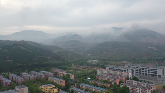 中北大学山里起雾雨天航拍