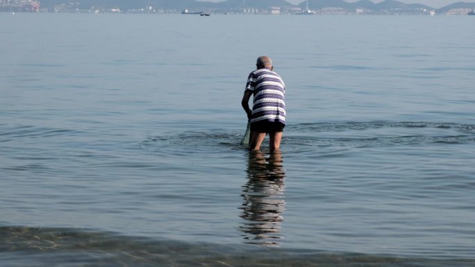 浅海浅滩抛网撒网的渔民