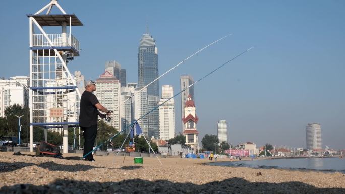 节假日城市海滩上休闲钓鱼的市民