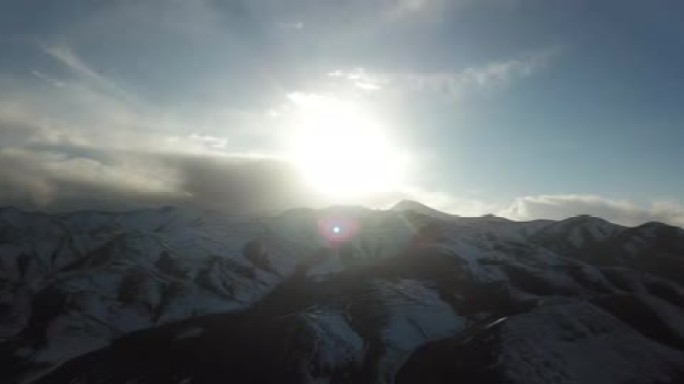 航拍唐古拉山北青藏线夕阳照射下的雪山草原