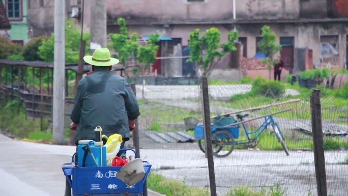 农村农民骑三轮车视频素材