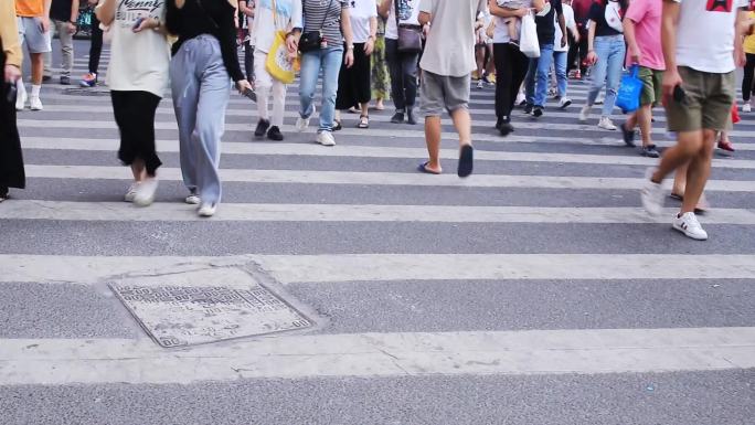 周末假期，广州北京路逛街的人群走过斑马线