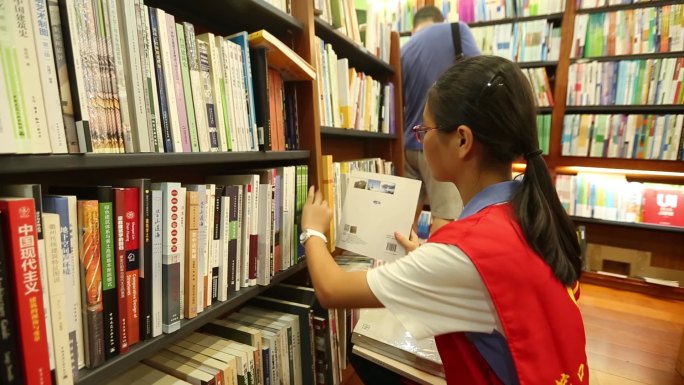 学校志愿者义工学生在图书馆整理书籍