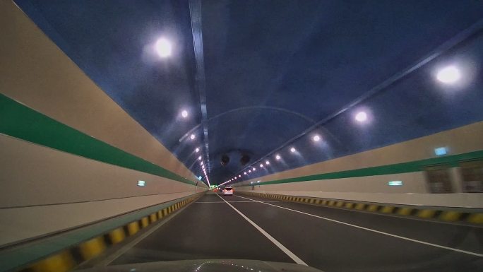 城市道路车内拍摄行驶的车辆隧道