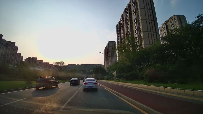 城市道路车内拍摄行驶的车辆隧道阳光逆光