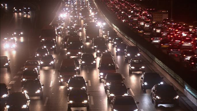 夜晚车辆人流穿梭延时公路大桥堵车