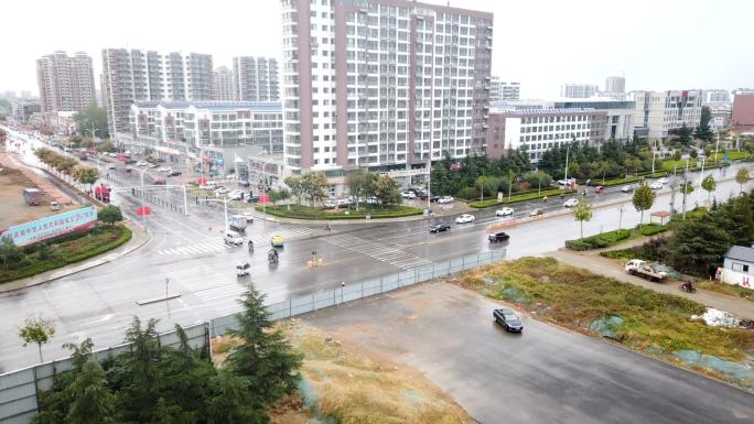 延时拍摄雨中十字路口