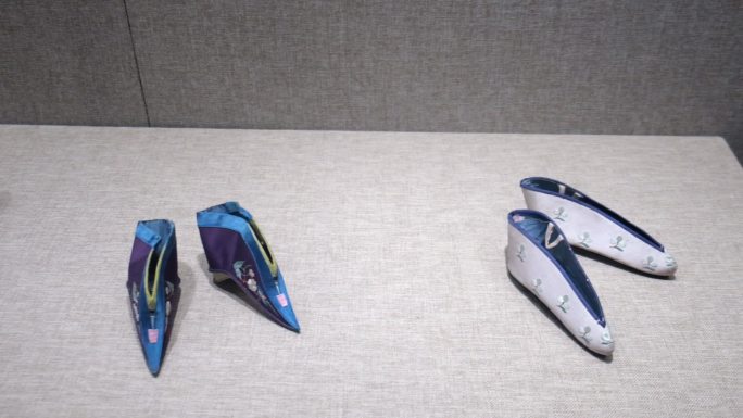 博物馆展出工艺品旧中国妇女的小脚鞋