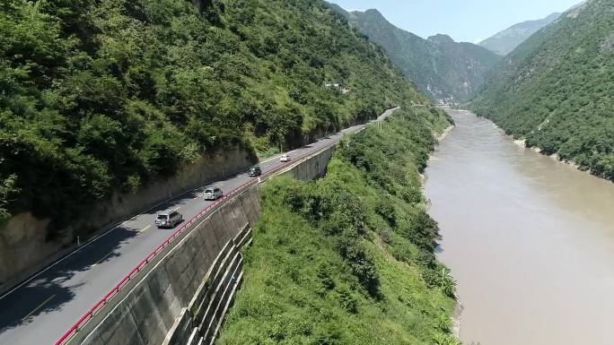 美丽公路汽车行走大景