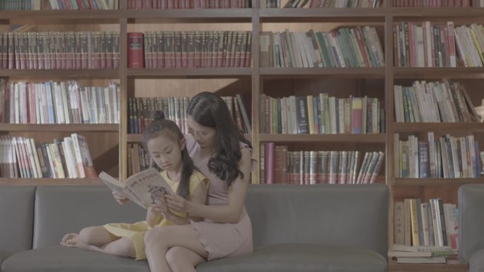 母亲陪女儿看书