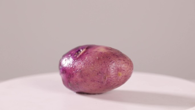 洗干净的紫土豆乌洋芋高清旋转特写