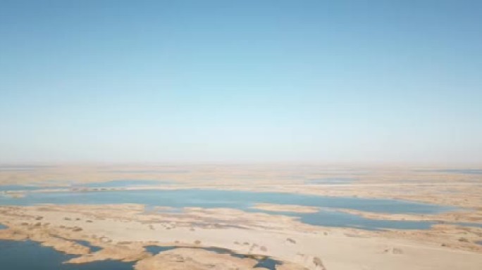 航拍青海格尔木至新疆若羌之间的沙漠湖泊1