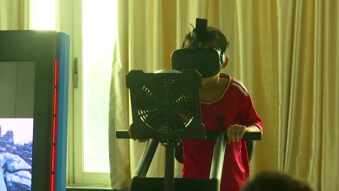 暑假科技馆家长儿童趣味游戏VR科普