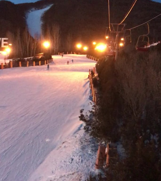 夜场滑雪场缆车灯光寒冷