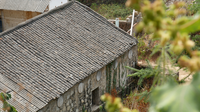 贫穷山沟里的土房子_山村小屋老屋