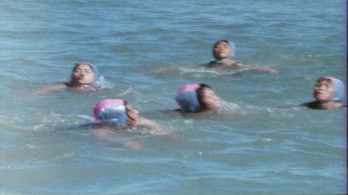 70年代海边游泳老视频17