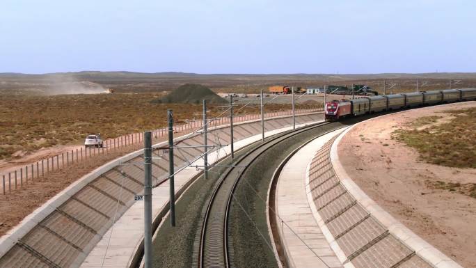 火车沙漠戈壁铁路交通货车