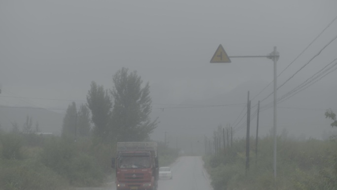 版权素材阴天下雨道路