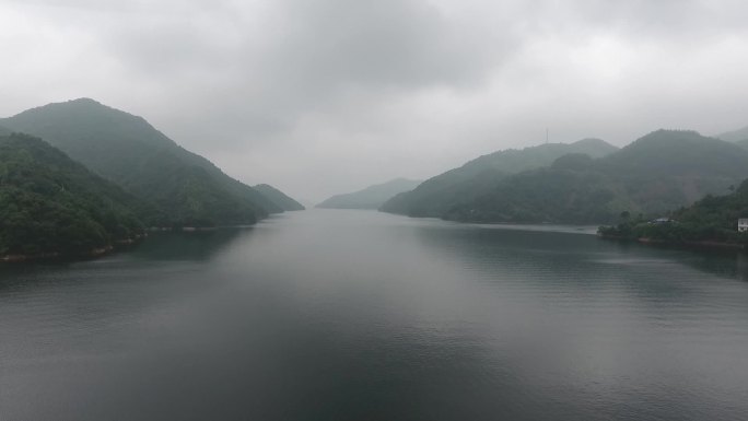 大山里的水库金寨水库