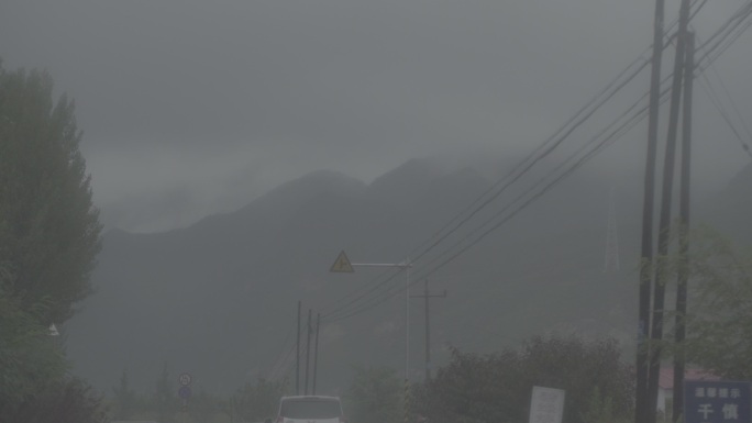 版权素材阴天下雨道路