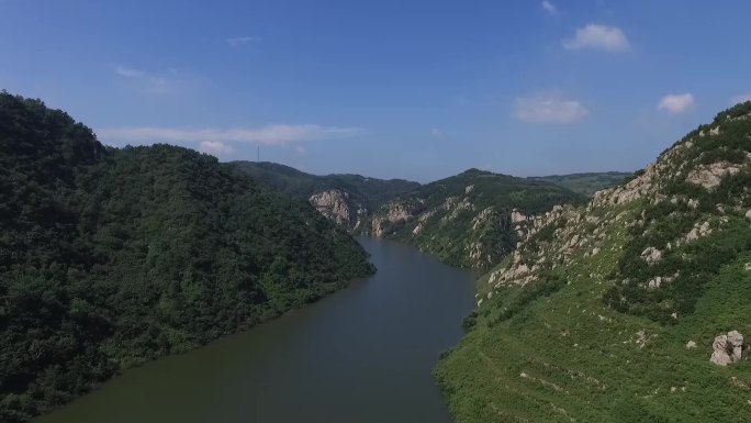 航拍水面山脉山水