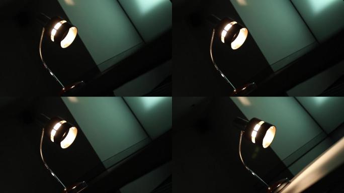 昏暗审讯室里的台灯