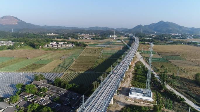 铁路基站和农田