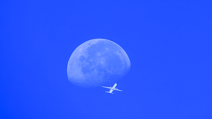 实拍飞机飞过月亮