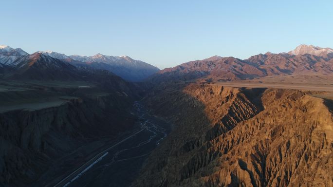 4K原素材-航拍朝霞染红的大峡谷及群山