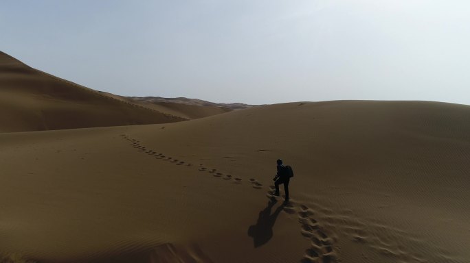 4K原素材-航拍沙漠中的旅行者