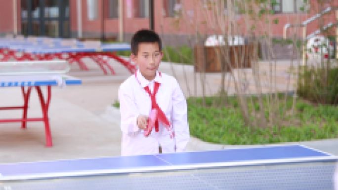 小学生在校内打乒乓球