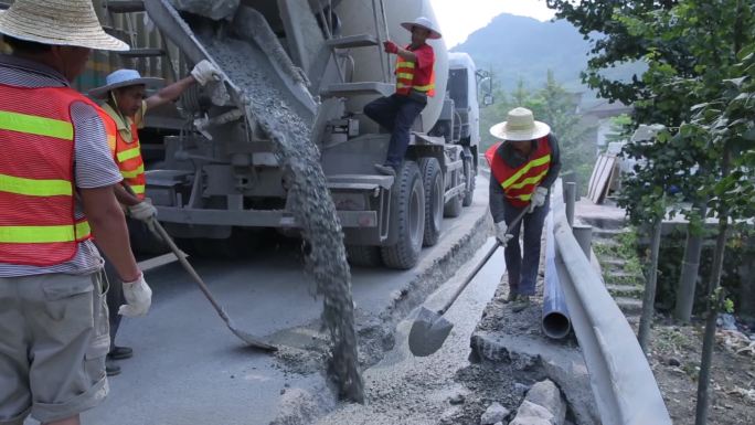 水泥泵车路面施工填埋工人